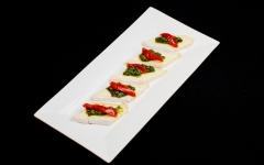 VEGETARISCH: Plakje Brie met pesto en gedroogde tomaat